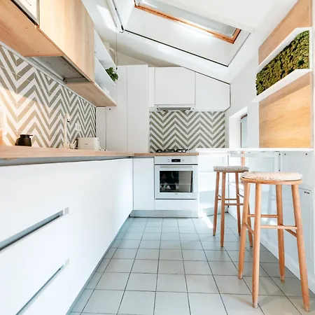 Elma 2 - Piata Romana