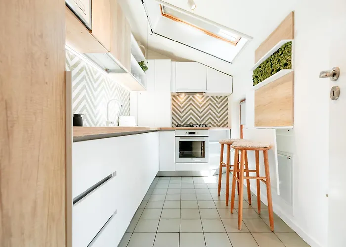 Elma 2 - Piata Romana * بوخارست