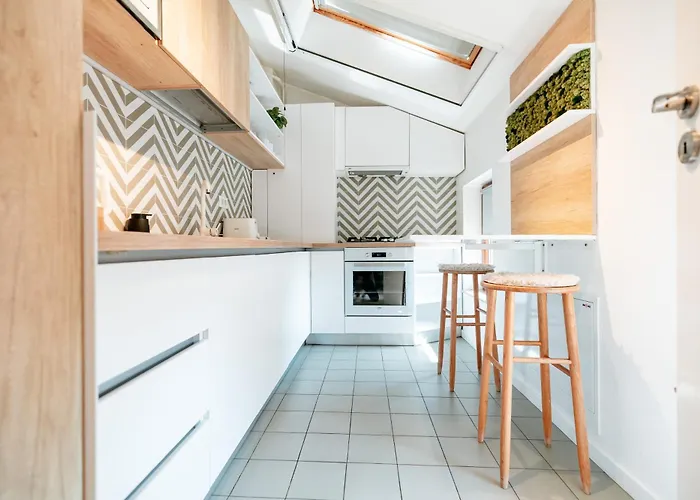 Elma 2 - Piata Romana